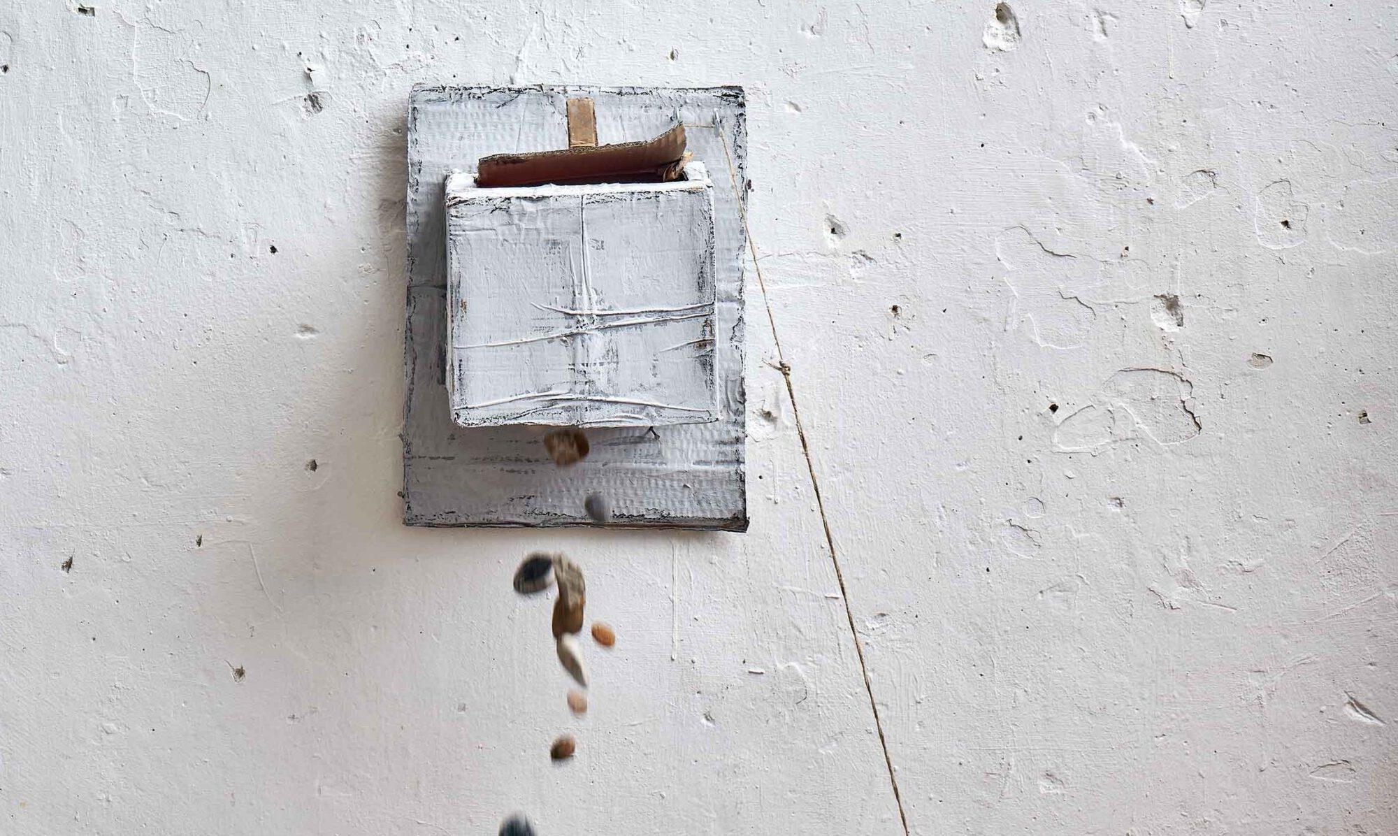 © Rosa Maria Krinner, Bildausschnitt von „Afgramd is!“, 34 x 19 x 18 cm, Pappe, Holz, Blech, Farbe, Steine, 2022, Foto: Siegfried Wameser