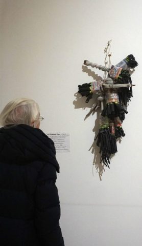 FULL HOUSE Gemeinschaftsausstellung BBK München 2025; Foto Gabriele Riedel 2026; © Rosa Maria Krinner, Bildausschnitt von „Die Münchner Feger!“