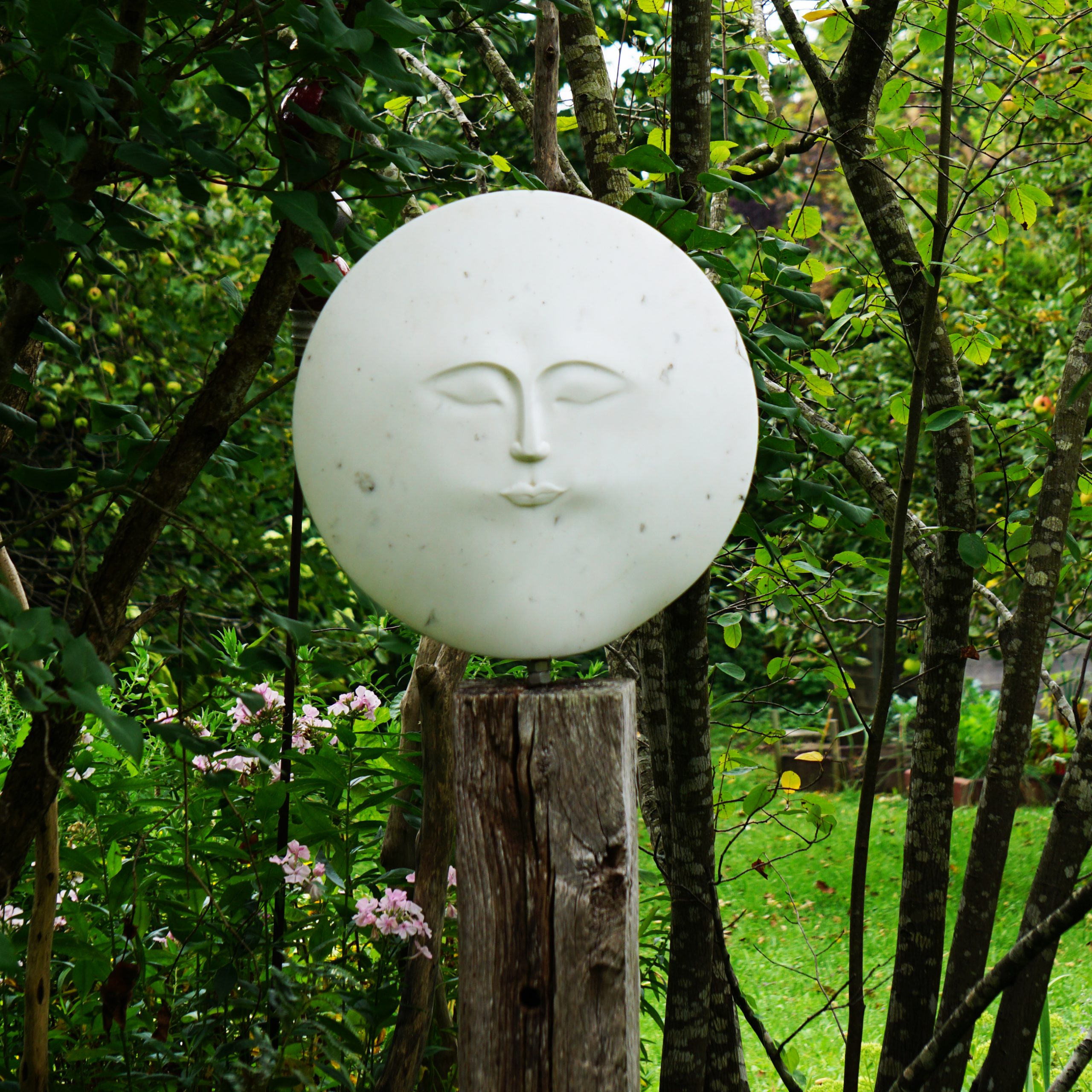 "La Luna", Gartenskulptur aus Statuario Marmor